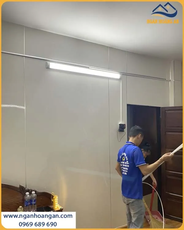 Thi Công Ốp Tường PVC Trắng Trơn Kosmos Chống Cháy Lan, An Toàn